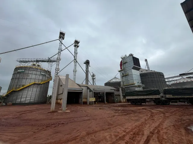 Unidade agroindustrial com silos e secador atendida pela Hexa