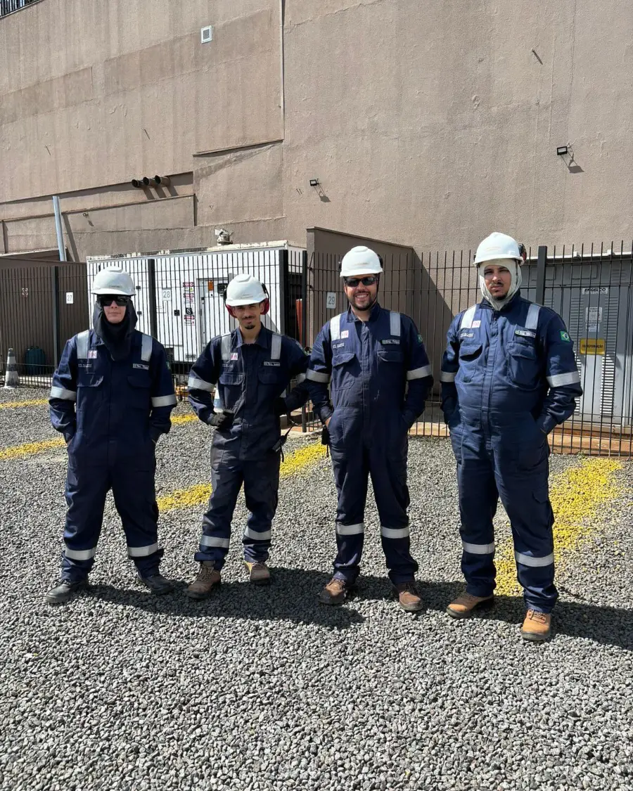 Equipe da Hexa com vestimentas antichama em subestação