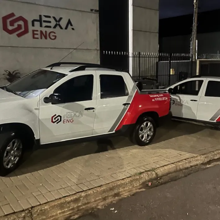 Frota de caminhonetes da Hexa na sede