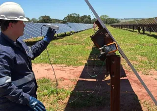 Engenheiro da Hexa inspecionando strings em usina fotovoltaica